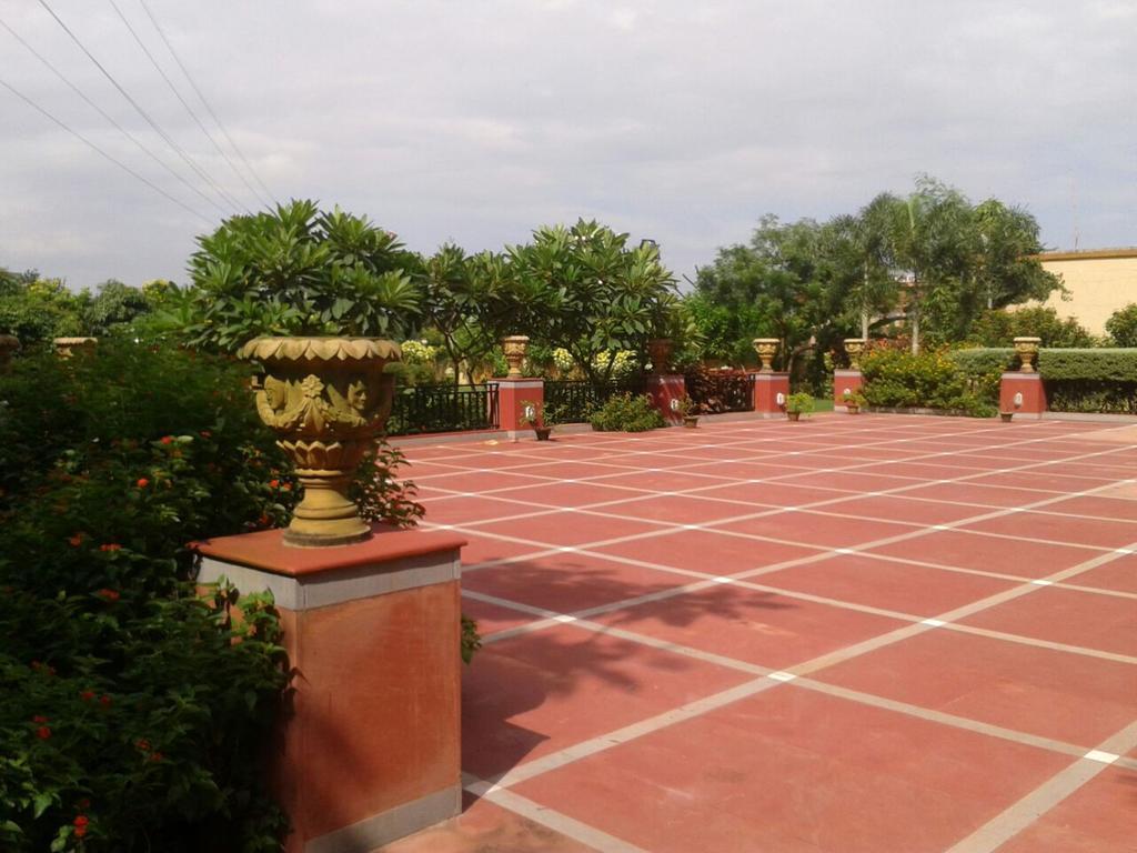 La Franklin Hotel Bhubaneswar Bagian luar foto